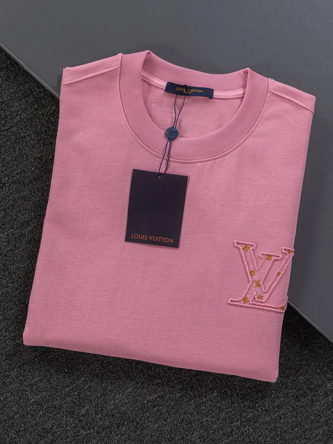 🅿️190 Louis Vuitton 1V LV micro-wide version S-XL LV 26ss New product counters are on the shelves at the same time Multiple craftsmanship Three-dimensional hollow gold dot letters embroidery on the chest🪡logo Large logo embroidery on the back hollow gold dot letters🪡logo Short-sleeved T-shirt Round neck short-sleeved T-shirt, the same style for men and women! Consigned to one-to-one creation. Synchronized with the official website, pure cotton fabrics at the counter! It is close to the skin and comfortable, durable and easy to wear. It has a classic and simple logo design and meticulous original craftsmanship. Short-sleeves, a must-have item for men, do not appear to be the same for the general public, but must be unique and eye-catching. This LV short-sleeve is all about quality, comfort, the same shape and fashion as always, including fabrics and cutting techniques. All of them have been made with great effort! 320 grams of washed pure cotton fabric, pure cotton is breathable, very refreshing and comfortable for daily wear. The rib knitting on the neckline is smooth and tight, and the neckline will not be skewed if you toss it at will. The loose version, you will find that it looks really good on the upper body. The overall is minimalist and neat, super versatile for daily use! Pair it casually with a pair of pants for a youthful look. A T-shirt will make your outfit crazy. It is a fashionable item that can never go wrong! Color: Black White Pink Size: S-XL Size chart: S: Shoulder width 50-Bust 56-Length 70 M: Shoulder width 52-Bust 57-Length 72 L: Shoulder width 54-Bust 59-Length 74 XL: Shoulder width 56-Bust 62-Length 76